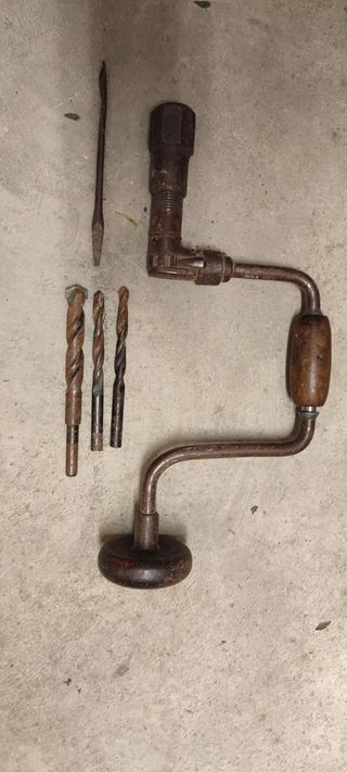 Berbiquí antiguo con brocas