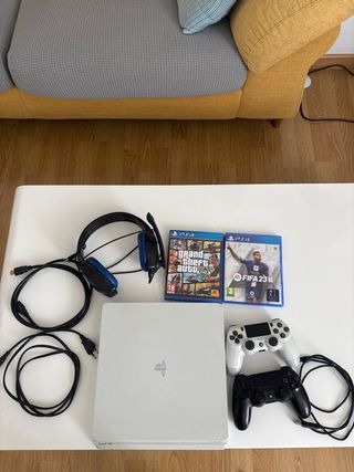 PlayStation 4 Blanca+ 2 juegos + cables + 2 mandos