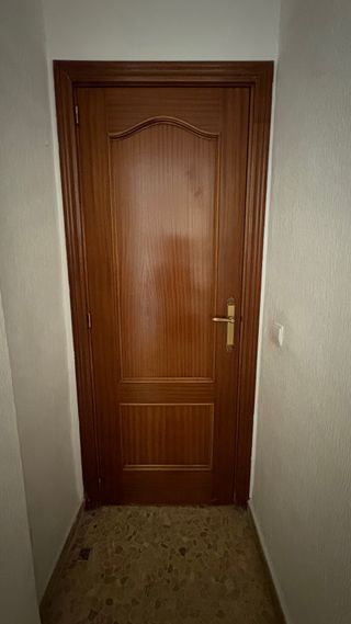 Puerta madera maciza