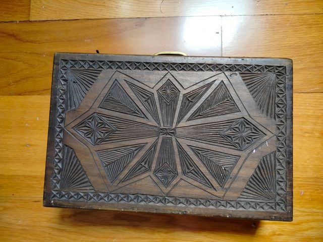 Scatola in legno intagliata a mano