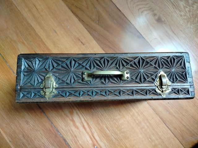 Scatola in legno intagliata a mano