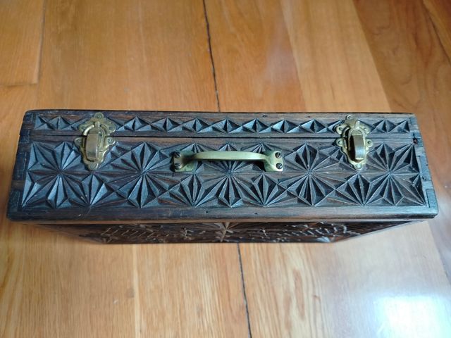 Scatola in legno intagliata a mano