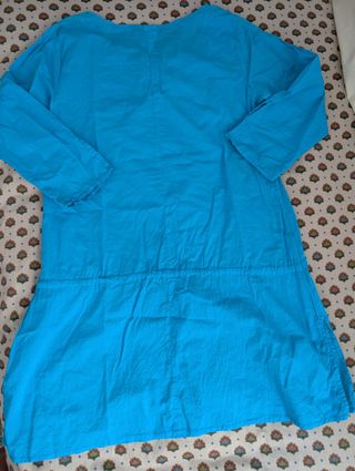 Camisola turquesa con detalles dorados