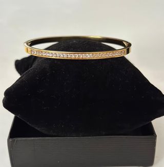 Pulsera dorada con brillantes
