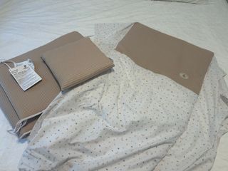 Ropa cuna bebé - beige
-Edredón
-Chichonera
-Cojín