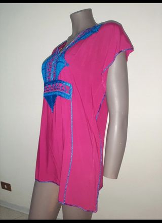Maglia etnica ricamata rosa e blu