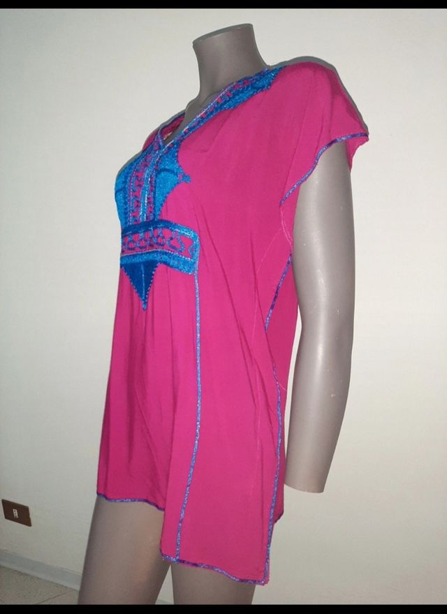 Maglia etnica ricamata rosa e blu