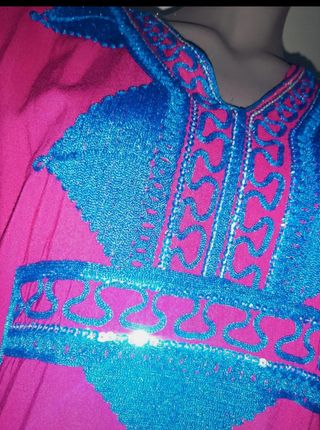 Maglia etnica ricamata rosa e blu