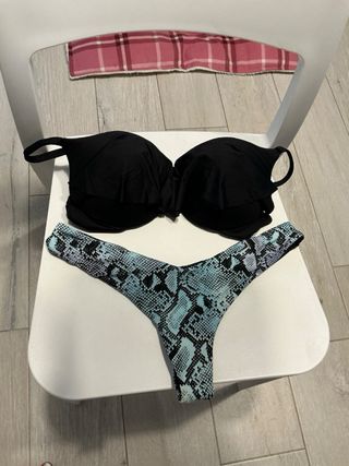 Bikini nero e blu a stampa serpente