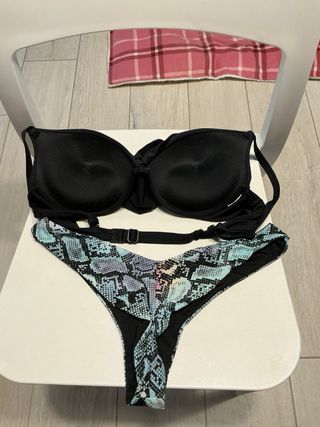 Bikini nero e blu a stampa serpente