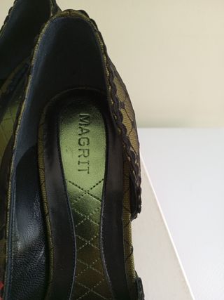 Zapatos Magrit negros y verde oliva.