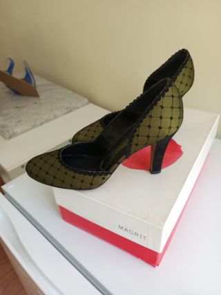 Zapatos Magrit negros y verde oliva.