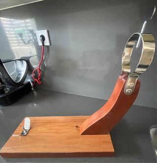 Jamonero de madera con soporte metálico
