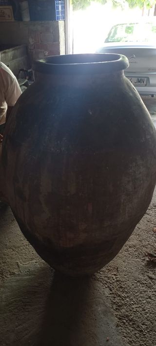 Tinaja antigua de barro