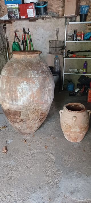 Tinaja antigua de barro