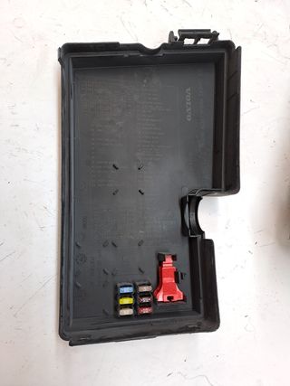 CAJA RELES / FUSIBLES VOLVO C30
