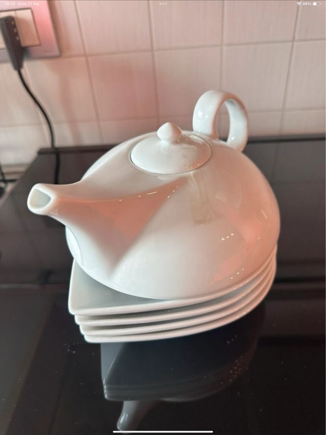 Teiera e 4 piattini in porcellana