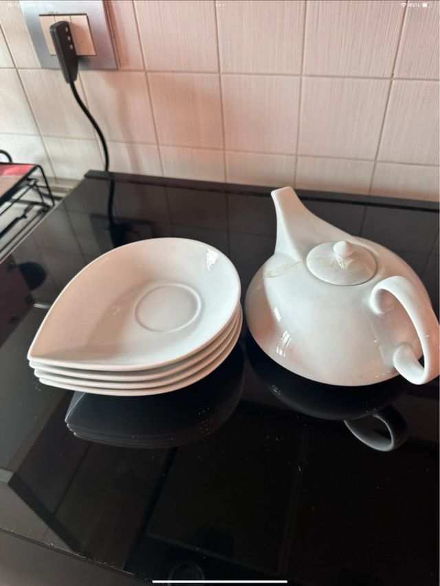 Teiera e 4 piattini in porcellana