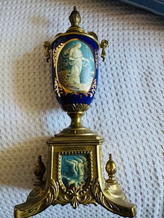 Copa bronce y cerámica, figura decorativa