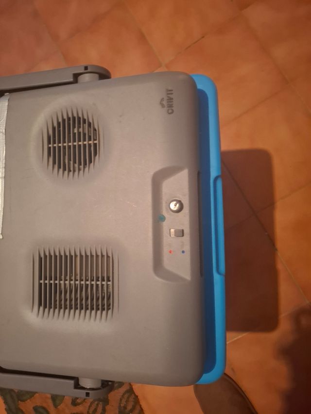 Frigorifero con caricabatterie da 12v e 220 v.