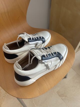 Zapatillas guiseppe zanotti blancas y azules.