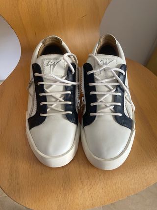 Zapatillas guiseppe zanotti blancas y azules.