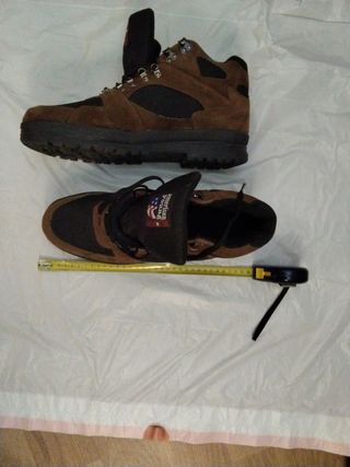 Botas serraje marrón - trekking
Nuevas 
32cm 