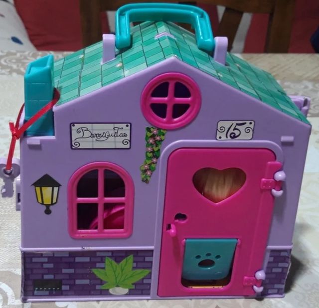 set di case una di costruzione