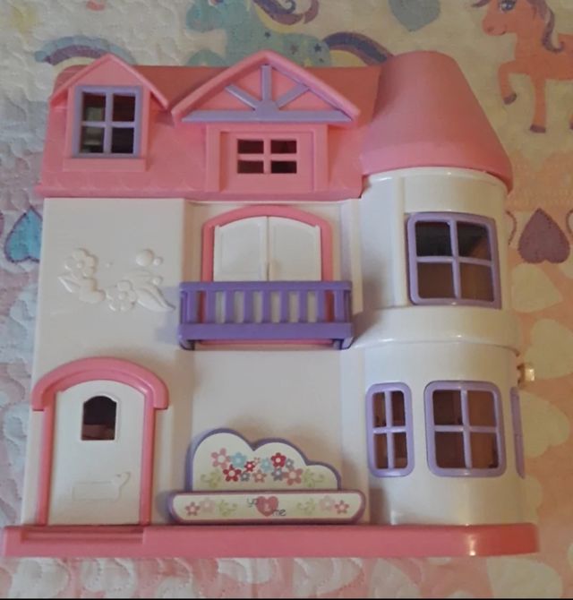 set di case una di costruzione