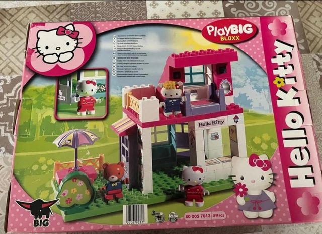 set di case una di costruzione