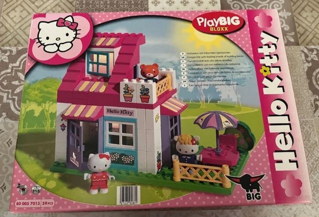 set di case una di costruzione