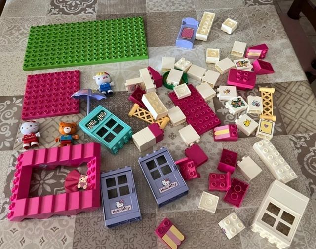 set di case una di costruzione