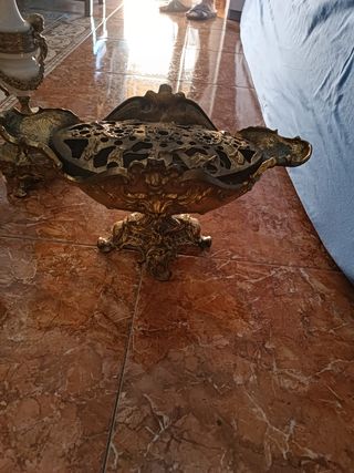 Elegante juego de reloj y candelabros dorados