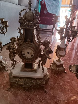 Elegante juego de reloj y candelabros dorados