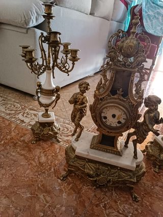 Elegante juego de reloj y candelabros dorados