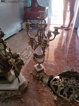 Elegante juego de reloj y candelabros dorados