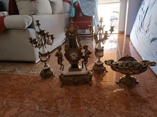 Elegante juego de reloj y candelabros dorados