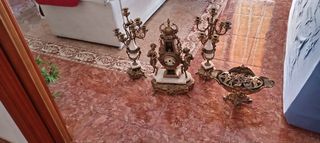 Elegante juego de reloj y candelabros dorados