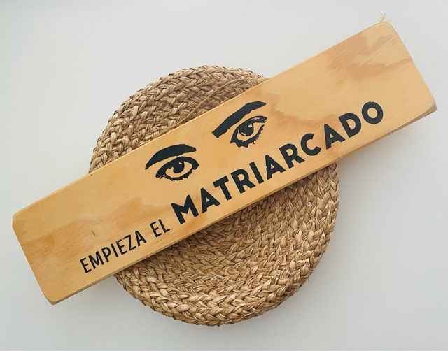 Cartel madera: Empieza el Matriarcado