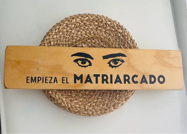 Cartel madera: Empieza el Matriarcado