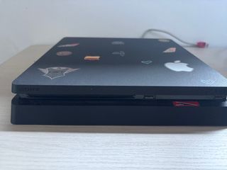 PS4 (PlayStation 4) negra con 2 Mandos
2019 1 TB