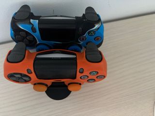 PS4 (PlayStation 4) negra con 2 Mandos
2019 1 TB