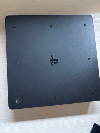 PS4 (PlayStation 4) negra con 2 Mandos
2019 1 TB