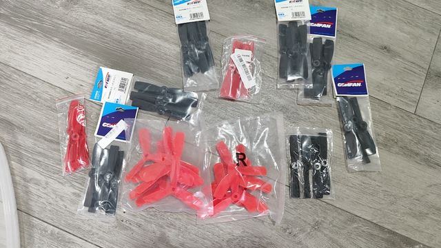 Hélices Gemfan 4045BN - rojas y negras