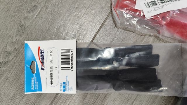 Hélices Gemfan 4045BN - rojas y negras