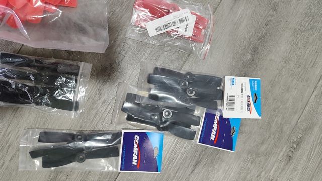 Hélices Gemfan 4045BN - rojas y negras