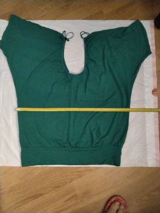 Jersey negro talla M
Y camiseta verde 
