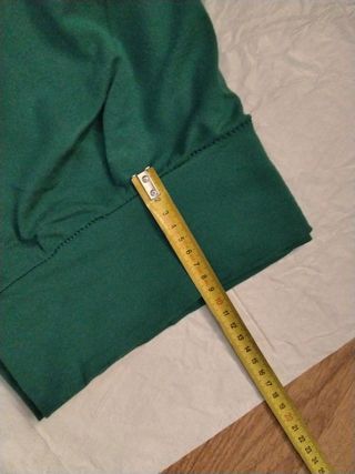Jersey negro talla M
Y camiseta verde 
