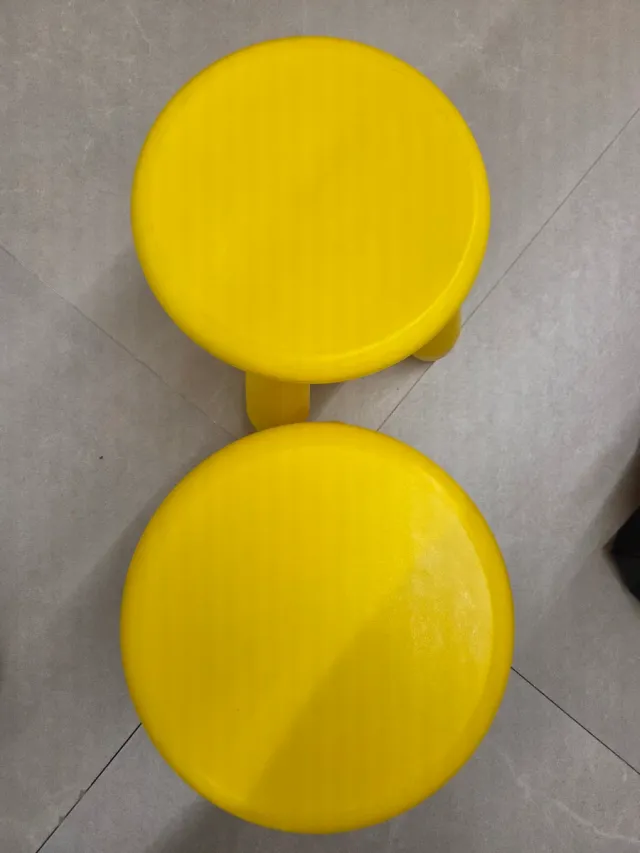 1 Taburete infantile amarillo SOLO ME QUEDA UNO