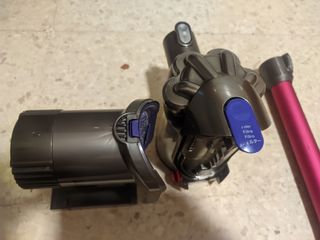 Aspiradora manual marca Dyson DC-45 con accesorios